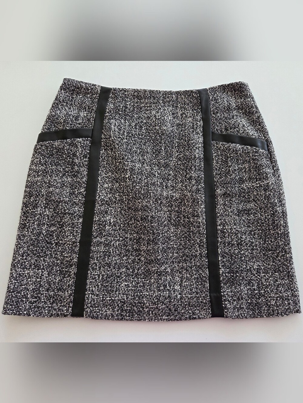 Banana Republic Black and White Tweed Pencil Skirt with Trim 2 Front Pockets
